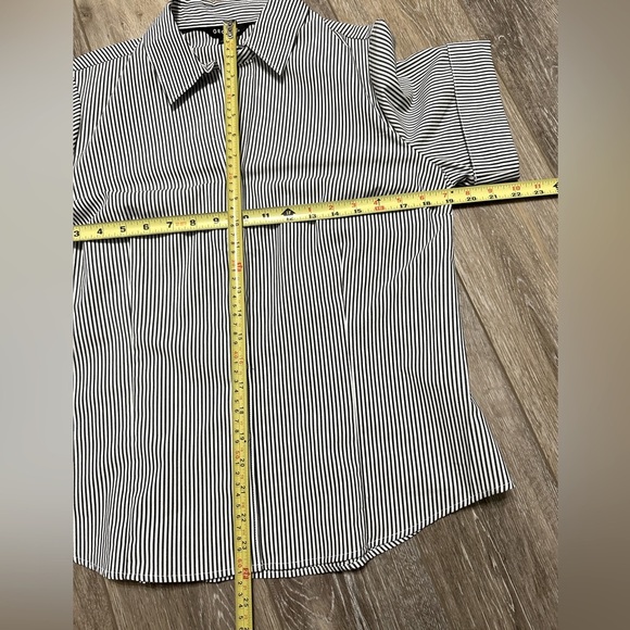 🛍️ George Stretches short sleeve button shirt with excellent condition. - Picture 5 of 6
